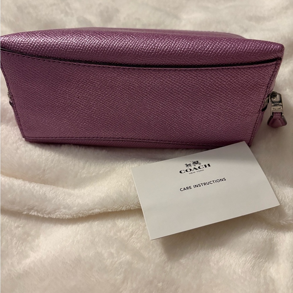 Coach Purple Metallic Cosmetic Bag
A metallic lilac almost
Final sale - Picture 2 of 6